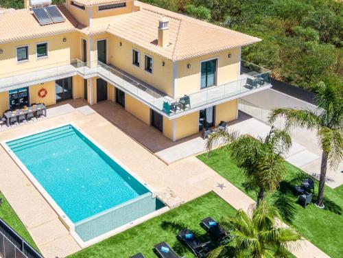 Villa Lion Beach - Moderna com Piscina Aquecível e BBQ