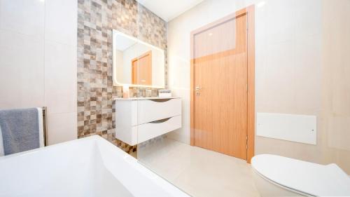 Villa Lion Beach - Moderna com Piscina Aquecível e BBQ