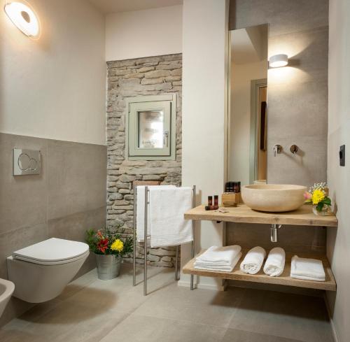 ネイヴェにあるBorgese Camere e Suitesのバスルーム(洗面台、トイレ付)