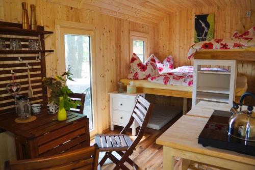a small room with a desk and a bed and a table at LandAuszeit Hummeltal in Culm