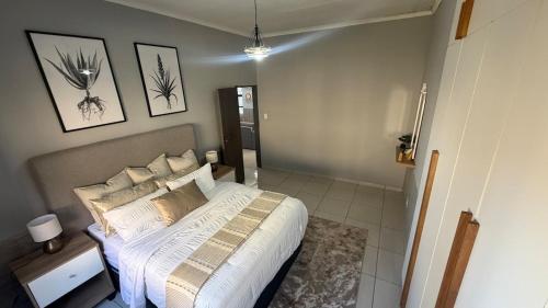 a bedroom with a large bed with white sheets and pillows at Siwela in Darkton