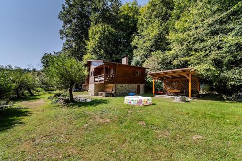 a house in the middle of a yard at Cottage kingfisher 