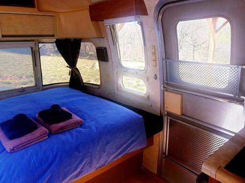 a room with a bed in the back of an rv at Le Stéréo Motel in LʼHospitalet