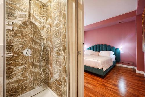 a room with a bed and a glass door with a bedroom at Tao chambre in Taormina