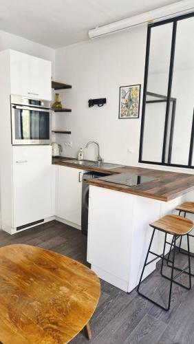 Apartment in Buttes-Chaumont with courtyard