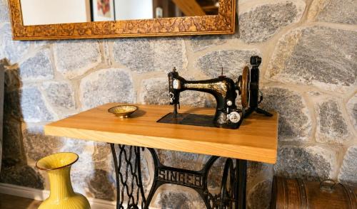 a black sewing machine sitting on a wooden table at Casa Rural La Eugenia · Picos de Europa · Cabrales in Puertas