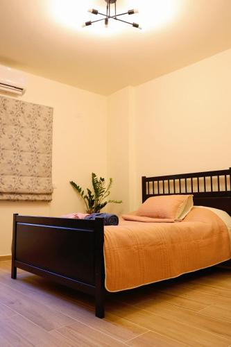 a bedroom with a bed and a potted plant at Casa de Simoncis in Batroûn