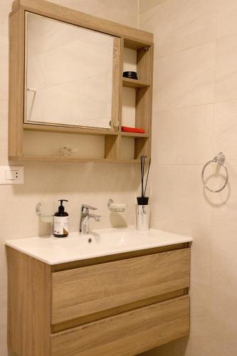 a bathroom with a sink and a mirror at Casa de Simoncis in Batroûn