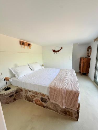 a bedroom with a large bed in a room at Noema Seaside in Dhaskalión