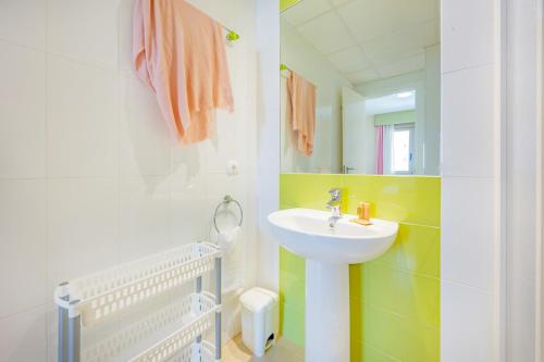 a bathroom with a sink and a mirror at Apartamento Larimar - PlusHolidays in Ifach