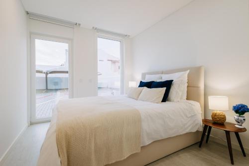 Clarity Beach House - Modern Apartment