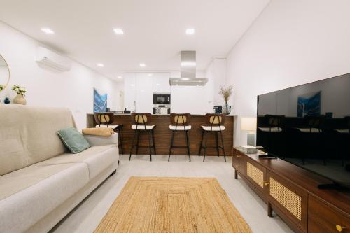 Clarity Beach House - Modern Apartment