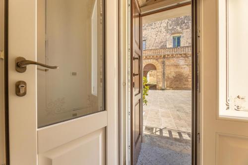 an open door with a view of a courtyard at Appartamento Misya in Felline