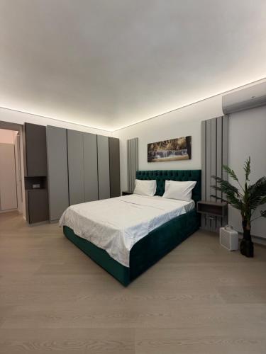 เตียงในห้องที่ Cortina Studios
