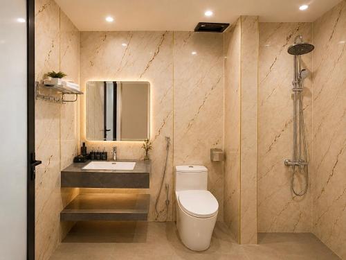 a bathroom with a toilet and a sink at PARIS DELI HOTEL - Vạn Phúc in Hà Ðông