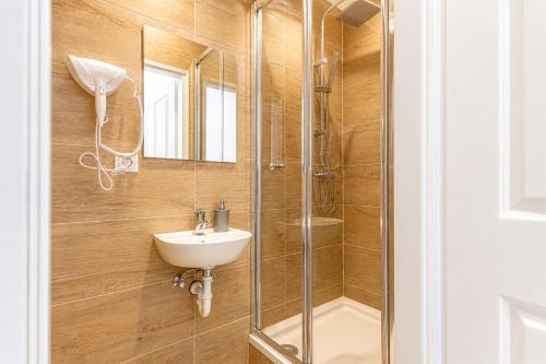 4-BR Apt, Ideal for Groups, 6-Min to Stadthalle