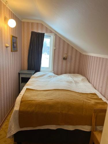 a bedroom with a large bed with a window at Cozy small house with amazing view in Hennes