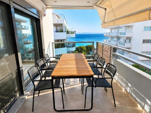 Poseidon Sea View Suite, 3BR, 100m from beach