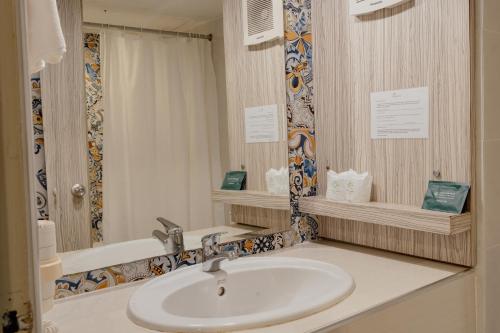 a bathroom with a sink and a bath tub at Natural Park Resort Pattaya in Jomtien Beach