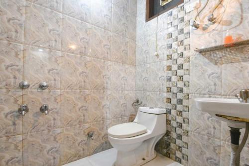 a bathroom with a toilet and a sink at Hotel Shyam Villa - Govindpuri Metro in New Delhi