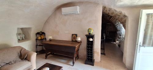 ein Schlafzimmer mit Schreibtisch und ein Zimmer mit einem Torbogen in der Unterkunft Authentique-CAVE Les Assions in Les Assions