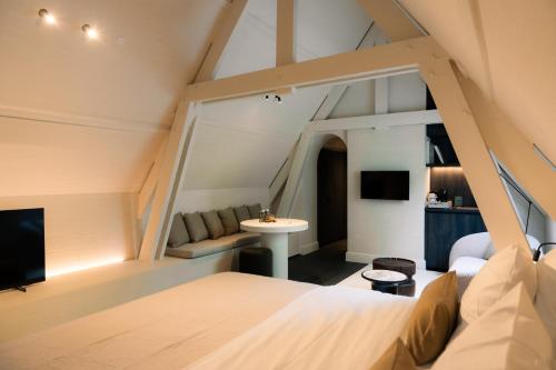 a room with a bed and a living room at Priorij Corsendonk in Oud-Turnhout