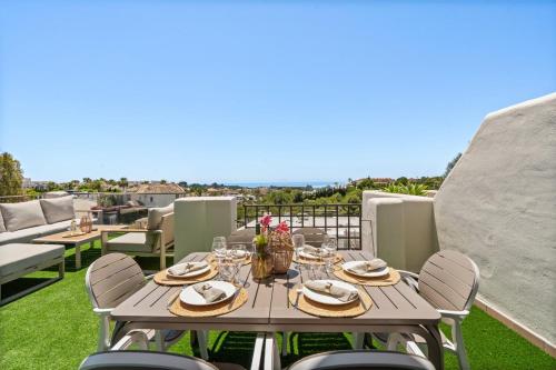 Sea View Penthouse with 2 Pools and Beach Nearby