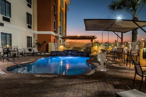 a swimming pool in the middle of a building at MainStay Suites Edinburg South in Edinburg