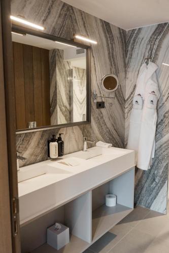 a bathroom with two sinks and a large mirror at Chalet Valdotain in Breuil-Cervinia