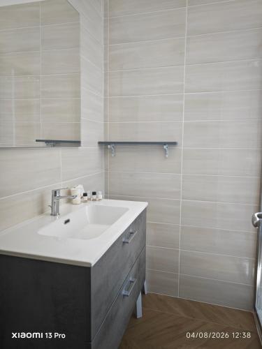 ein Badezimmer mit Waschbecken und Spiegel in der Unterkunft Al Blu in Manfredonia