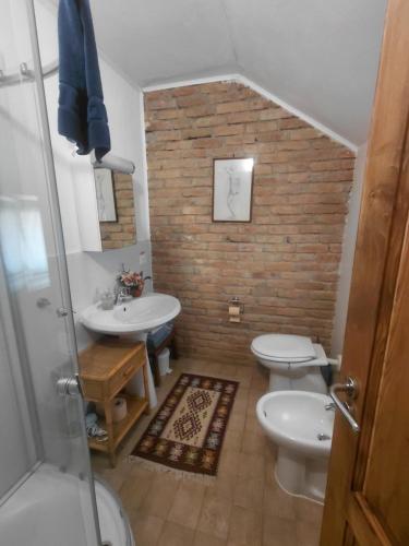 a bathroom with two sinks and two toilets at Casa Maria in Cincu