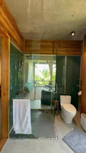 a bathroom with a shower and a toilet and a tub at Chum Home in Thanh Ðông (1)