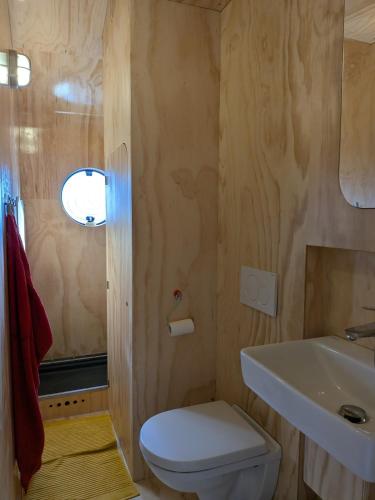 a bathroom with a toilet and a sink at Bakkums Bosgeluk in Castricum