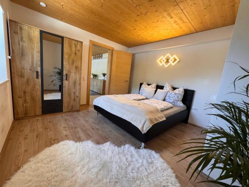 a bedroom with a bed and a wooden ceiling at Apartment Sophia in Rangersdorf