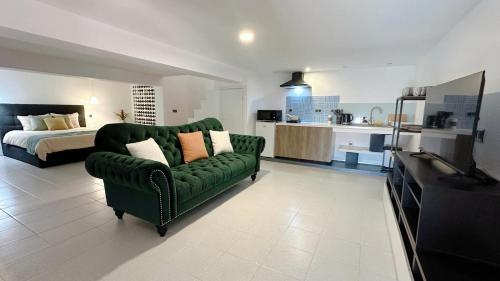 Sunny Studio with Pool Access - Beach & City 5 min