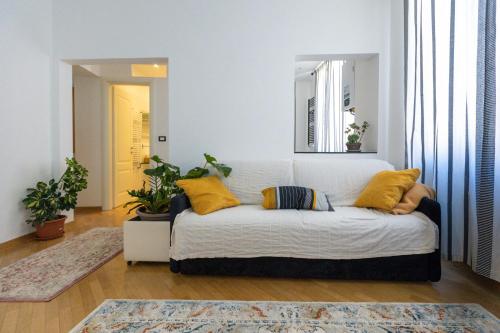 a bedroom with a bed with yellow pillows on it at Nik apartment in Genoa