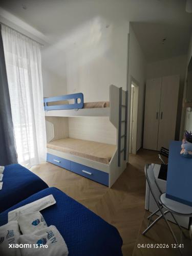 ein Schlafzimmer mit zwei Etagenbetten und einem Stuhl in der Unterkunft Al Blu in Manfredonia