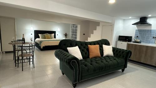 Sunny Studio with Pool Access - Beach & City 5 min