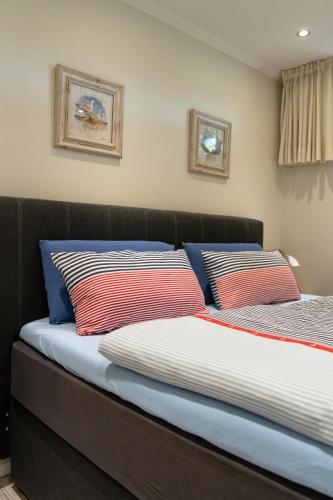 a bed with two pillows on top of it at Ferienwohnung Smutje in Kiel