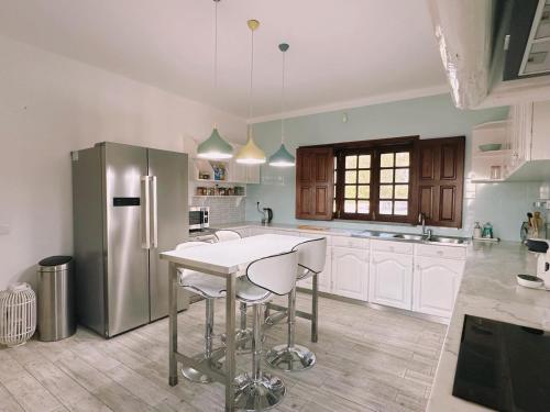 Sunny Villa with Pool & Beach View - Beach 5 min