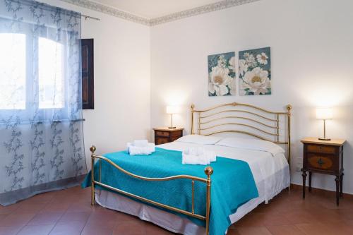 a bedroom with a bed with a blue blanket at I Vacanzieri in Catania