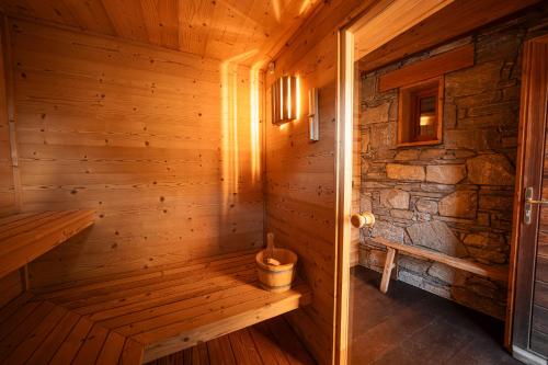 a wooden sauna with a bucket in it at Chalet Namapa in Saint-Martin-de-Belleville