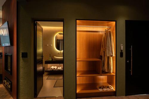 a bathroom with a sink and a mirror at Vila Chalés in Itu