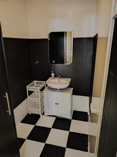 a bathroom with a sink and a mirror at Dwór Złoty Bażant in Olsztyn