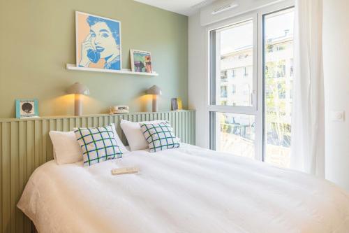a bedroom with a large white bed and a window at Bikube Coliving Hôtel - Montpellier Centre Gare St Roch in Montpellier