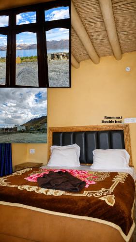 a bedroom with a bed and a window at Deachen Khangsar in Spangmik