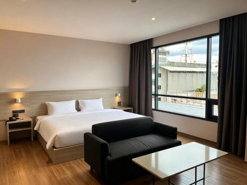 เตียงในห้องที่ 35 Bow Hotel