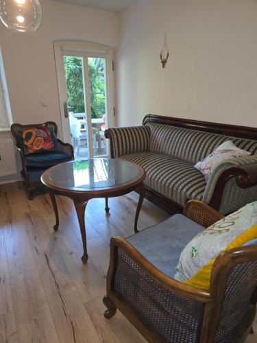 a living room with couches and a coffee table at Zimmer im Oldenburger Dobbenviertel in Oldenburg