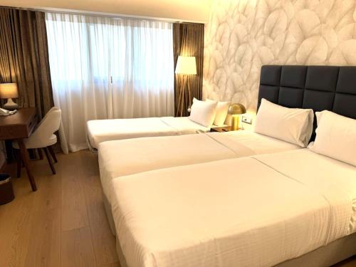 Leonardo Hotel Athens City Center 객실 침대