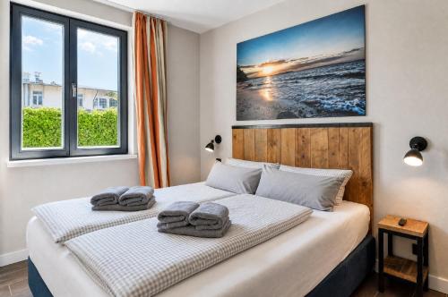 a bedroom with a bed with towels on it at Ferienwohnung Heimathafen Villa Martha Binz in Binz